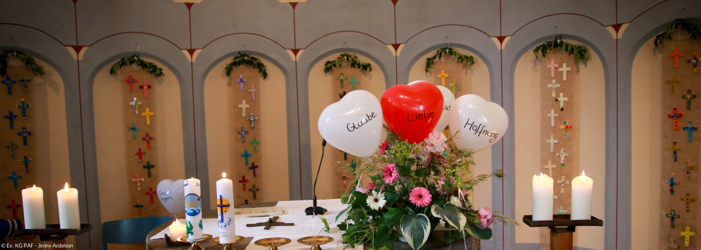 Altarraum der Kreuzkirche mit Luftballons