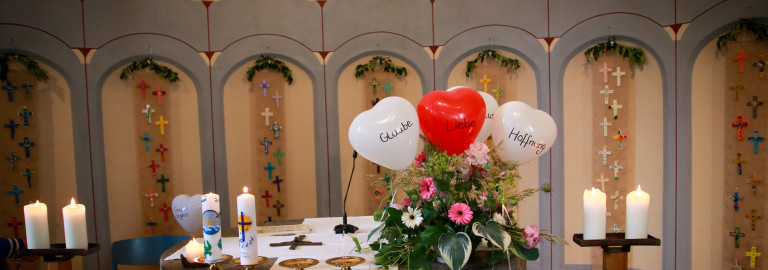 Altarraum der Kreuzkirche mit Luftballons