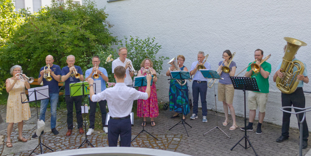 Posaunenchor unserer Gemeinde vor der Kreuzkirche