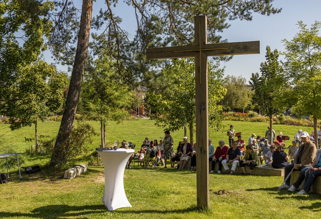 Altar und Kreuz im Bürgerpark Pfaffenhofen