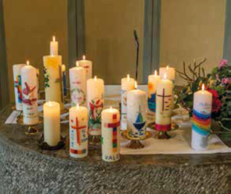 Taufkerzen auf Altar