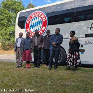 Besuchsgruppe am Bus
